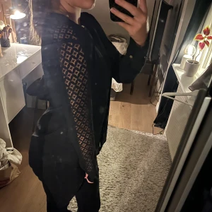 Blus - Svart blus ifrpn hm, skriv för fler bilder💗 OBS  speglen är snutsig inte plagget!
