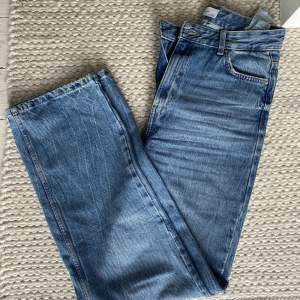 Raka jeans från Bershka i storlek 38