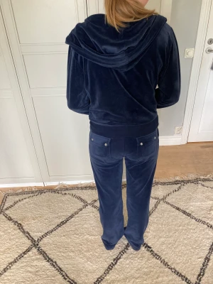 Mörk blått juciy set - Säljer detta jätte fina juciy set i storlek S på grund av att det inte kommit till användning. En detalj på snöret på tröjan har ramlat av men det är inget man tänker på.