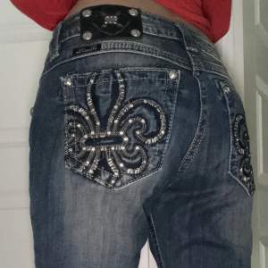 As snygga lågmidjade bootcut Miss Me jeans i modellen signature boot! midjan är 84cm och innerbenslängden är 87cm 