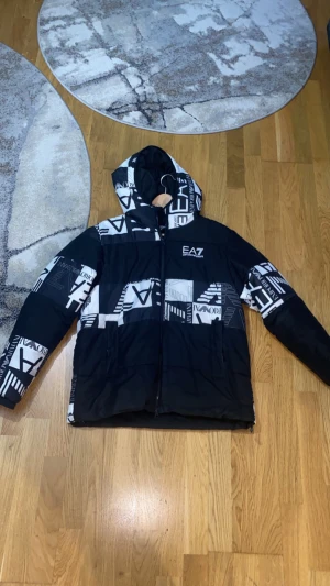 Armani Vinterjacka  - Armani jacka använd i en viner mycket bra skick  storlek m köpt för  2000 kr säljer den pågrud av att den inte passar mig längre kan mötas eller frakta vid frågor skrev gärna till mig 