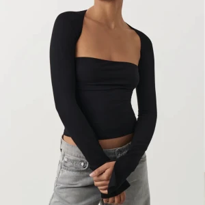 Trendig topp - Supertrendig topp från Gina!! Använd 1 gång alltså i fint skick. Pris går att diskuteras vid snabb affär. Storlek XS men passar mig som vanligtvis har S💓💓💞