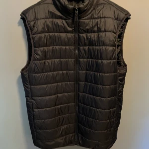 Tunn väst  - Tunn dunväst från zara i gott skick endast använd ett par månader 