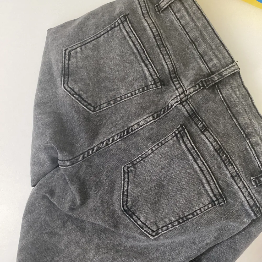 Byxor som typ aldrig är använda. Vet inte vart jag köpt dom. Skriv för fler frågor💞💕💓. Jeans & Byxor.
