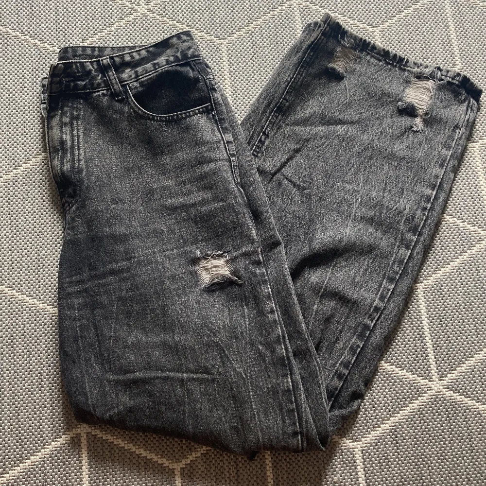 Snygga jeans från shein. Säljer pga att de inte kommit till användning💓. Jeans & Byxor.