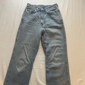 High Waist straight jeans från weekday. Storlek 26/30. Jag är 163 och de är perfekta i längden för mig. Använt endast 2 gånger så de är i nytt skick!💗