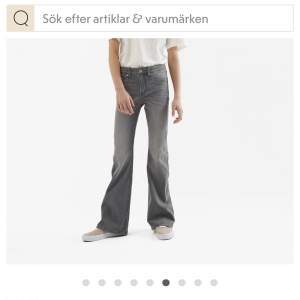 Säljer dessa helt nya jeans från Kappahl i storlek 170 men passar mig som använder XS🫶🏼🫶🏼skriv om ni är intresserade