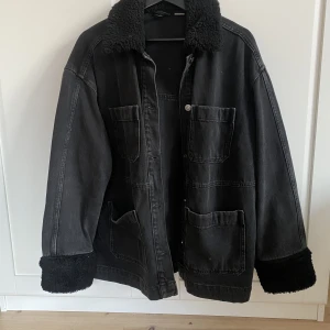 Jeansjacka - Perfekt jacka till hösten, storlek M, passar även XS-S för en oversized look! 