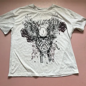Grunge t-shirt  - Säljer för att den inte har blivit till någon användningen! Super bekväm och har inte fläckar! Klicka på köp om du vill köpa, kontakta om du har frågor!