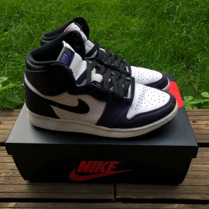 Jordan 1 high court purple (2020) - Äkta Jordan 1 High Court Purple (2020), storlek 5.5 GS (EU 38). Inköpta via SNS-raffle. Väl omhändertagna och i utmärkt skick. Notera att en liten mängd lila färg har överförts till sulan (se bild). Tveka inte att höra av dig vid intresse!