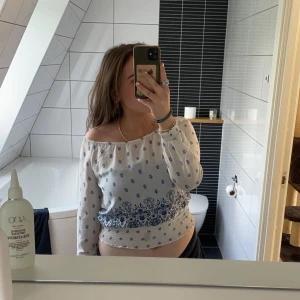 Mönstrerad topp - Säljer denna gulliga ”blusen” med väldigt fint mönster då den aldrig använda längre! Tröjan har en liten fläck på framsidan av tröja därav priset💓från Kappahl i storlek 140 barn men väldigt stor så skulle säga att den passar ungefär någon med storlek S💓