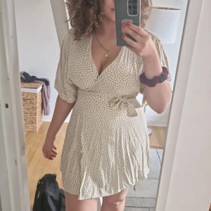 klänning - Prickig sommarklänning. Använd ett par gånger men relativ ny