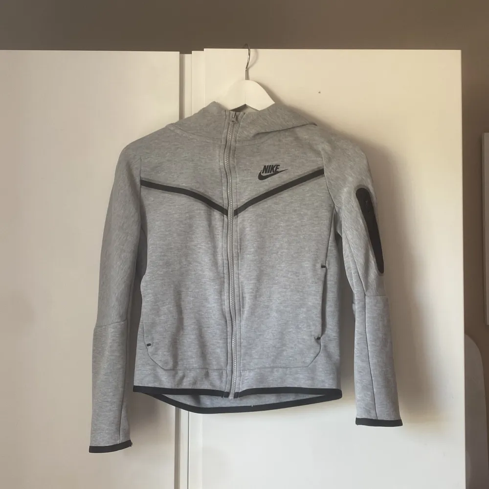 Hej, säljer nu min gråa Nike tech fleece hoodie i stl 137-147 barnstorlek, säljer för att den har blivit för liten på mig, köpt på jd sport,kvitto finns🤙🏼. Tröjor & Koftor.