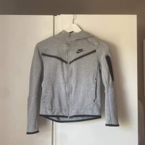 Hej, säljer nu min gråa Nike tech fleece hoodie i stl 137-147 barnstorlek, säljer för att den har blivit för liten på mig, köpt på jd sport,kvitto finns🤙🏼