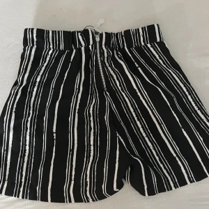 Shorts  - randiga shorts från hm använda fåtal gånger