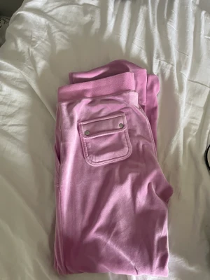 Juicy couture  - Jätte fina rosa juicy byxor som är i jätte bra skick! 😊 skriv vid intresse😁(priset kan diskuteras)