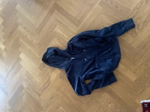  Juicy couture tröjor - Använda nån gång men i nytt skick. Stolikarna är S,M,M  Köpta i Fideli för 1200kr 