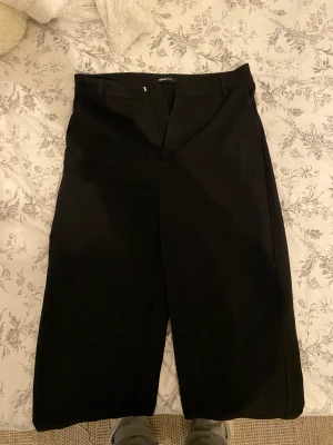Kostymbyxor  - Säljer mina älskade kostymbyxor som dessvärre växt ur mig. Detta är Ginatricots straight pants kostymbyxor, jättefina på och går ihop med vadsom😊