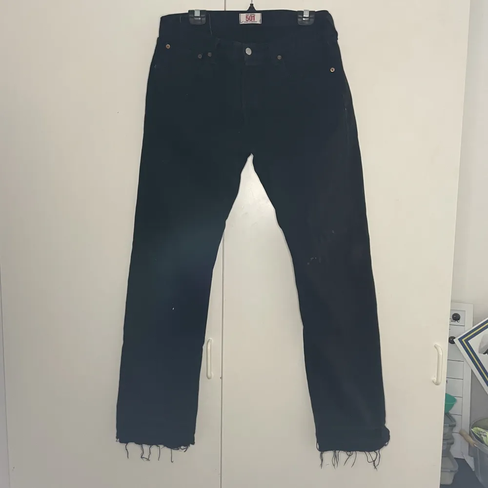 Säljer dessa Levis 501 jeans som tyvärr är lite för små för mig. Jeans har lite vit målfärg på sig på vissa ställen samt att dom är uppsprättade   Storlek: W34/L32. Jeans & Byxor.