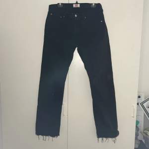 Säljer dessa Levis 501 jeans som tyvärr är lite för små för mig. Jeans har lite vit målfärg på sig på vissa ställen samt att dom är uppsprättade   Storlek: W34/L32