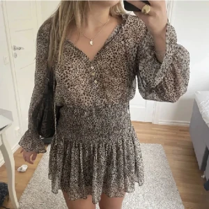 Zara klänning - Säljer denna super snygga zara klänning som inte går att köpa längre!