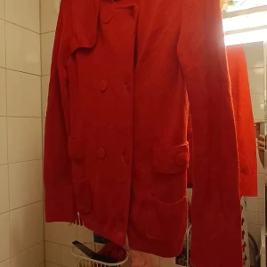 Filippa K stickad tröja  - I gott skick endast använd ett fåtal gånger st medium finns på eskilsvägen vid Haninge centrum men kan träffas upp i Stockholm området eller skicka på posten swish eller kontanter 