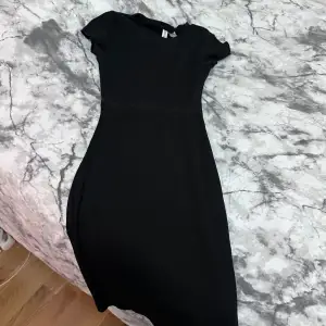 jättefin svart klänning fin till sommaren säljer pågrund av tröttnat på 