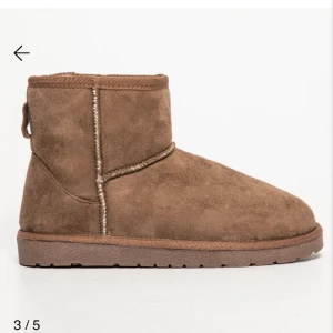 Uggs  - Säljer dessa beige uggs ifrån Lager157 i storlek 38/39, de är helt nya och aldrig använda🩷 helt slutsålda i denna storlek