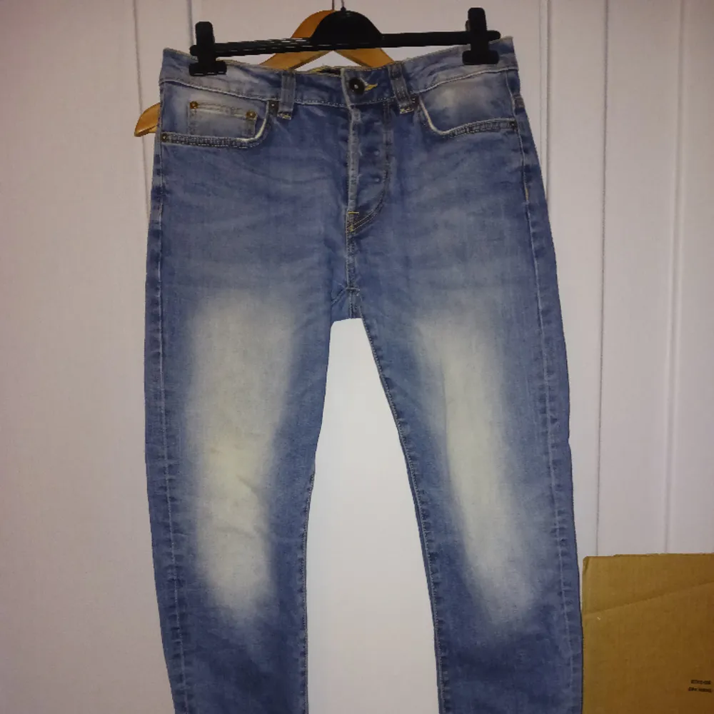Säljer dessa fina jeans. Använd några gånger och lite slitna längst nere vid fotlederna. Storlek M men passar även S väldigt bra. Jeans & Byxor.