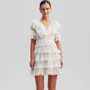 Studentklänning by malina - Den perfekta studentklänningen från By Malina!😍 Nypris 3000 kr. Slutsåld överallt! Helt i nyskick, endast använd en gång på studenten 2023. Skriv för frågor/funderingar❤️(bild tre är lånad) Pris går att diskutera vid snabb affär!