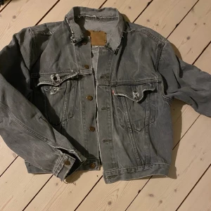 Grå jeansjacka (levis)  - Jättecool jeansjacka från levis, storlek M. Säljer för min kille men funkar lika bra för en tjej☺️