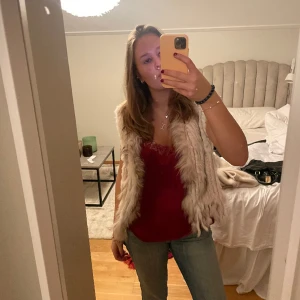 Pälsväst  - Säljer denna superfina pälsväst. Aldrig använd!! Jag är 165