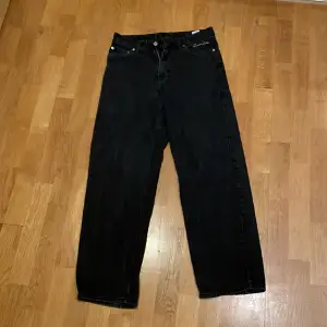 Svarta jeans från junkyard väldigt stora i storleken 