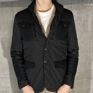 Zara jacka  - Field jacka från zara i färgen svart. Storlek M, Modellen på bilden är 186cm. fint skick inga skavanker, Köp för endast 149