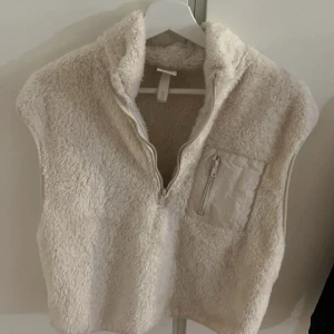 väst - fluffig väst ifrån Hm, aldrig använd, stl S