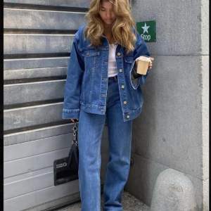 Jeans jacka i riktigt bra kvalite inköpt utomlands för runt 1000kr. Såå fin färg och kommer hålla i generationer! I 100% bomull! Första bilden för för inspo🥰🫶