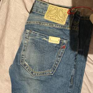 Jätte fina jeans från Replay. Passar mig tyvärr inte men de är helt nya och har prislappen kvar också som ni ser på bilden.  Vid frågor och intresse skriv till mig❤️ 