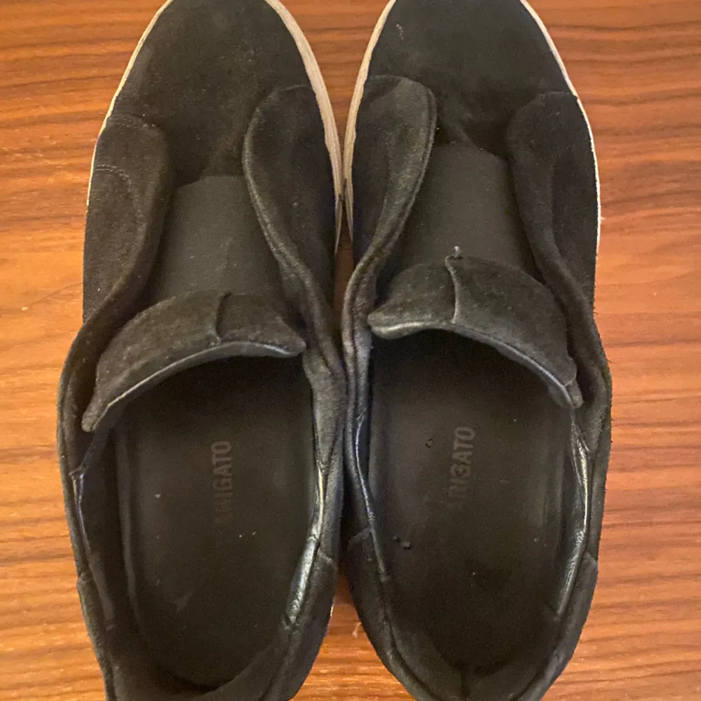 Säljer ett par använda Arigato skor. Som ni ser på bilderna är skorna slitna men har fortfarande mycket kvar att ge. ”Arigato” på sidan av skon har försvunnit pga slitning. Pga detta säljer jag skon för en billig peng där dustbag ingår (Nypris 2700kr)👞⚡️. Skor.