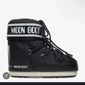 Låga moon boots  - Använd ett par gånger. Max 10 gånger, har inga kläder som passar exakt. Dom är i perfekt skick och ser knappt använda ut. 