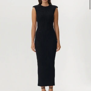 Avora klänning  - Säljer min fina klänning från Avora, aldrig använd prislappar kvar! Kommer tyvärr inte till användning för mig 😪