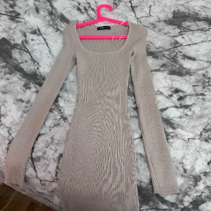 klänning  - beige klänning säljer för vill samla ihop pengar och köpa nytt 