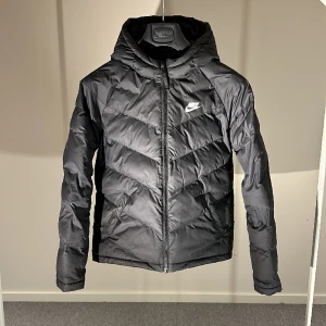 Nike svart täckjacka - Fint skick. Juniorstorlek 158-170
