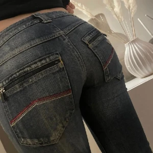 Emporio Armani jeans low waist straightleg - Jättesnygga, unika jeans från Emporio Armani med strass på fickorna. Låg midja och straight leg. Nypris ca 2300 kr. Inga defekter, superfint skick. Kontakta mig för mer information! 🫶🏽