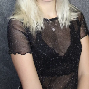 Svart glittrig meshtopp  - Glittrig topp som är perfekt för nyår! 