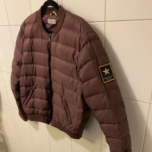 HunkyDory jacka - Hunkydory Down (Bomber) Jacket i plommonfärg, storlek XL (liten i strlk), fint skick. Säljes pga fel storlek så den kommer tyvärr inte till användning.  Nypris: 3000 kr  Pris kan diskuteras vid snabb affär/upphämtning.