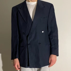 Kavaj - Dubbelknäppt linne kavaj ifrån Hugo boss. Skulle säga att det är storlek large/xl beroende på hur man vill att den ska sitta. För referens är jag 183 lång. Köpare står för frakt