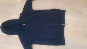 Kashmir hoodie  - Säljer denna kashmir hoodie för den blrjar bli för liten. Bra skick och lite använd