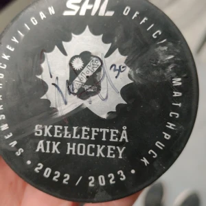 Puck signerad av Gustav Lindvall  - Hockey