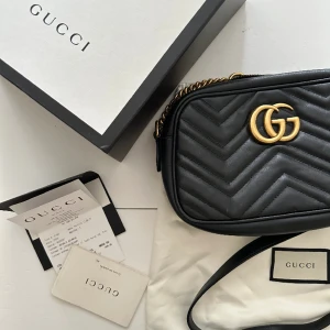 Gucci mormoner väska  - Kan skicka fler bilder   Väska  Påse  Låda  Kvitto  Information  +bonus läder conditioner 