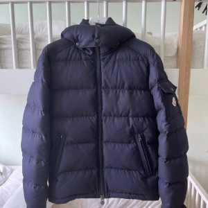 Moncler montgenevre giubotto jacket. - Jacken är i perfekt skick. Den är i storlek L. Jag säljer den för att jag inte använder den längre.